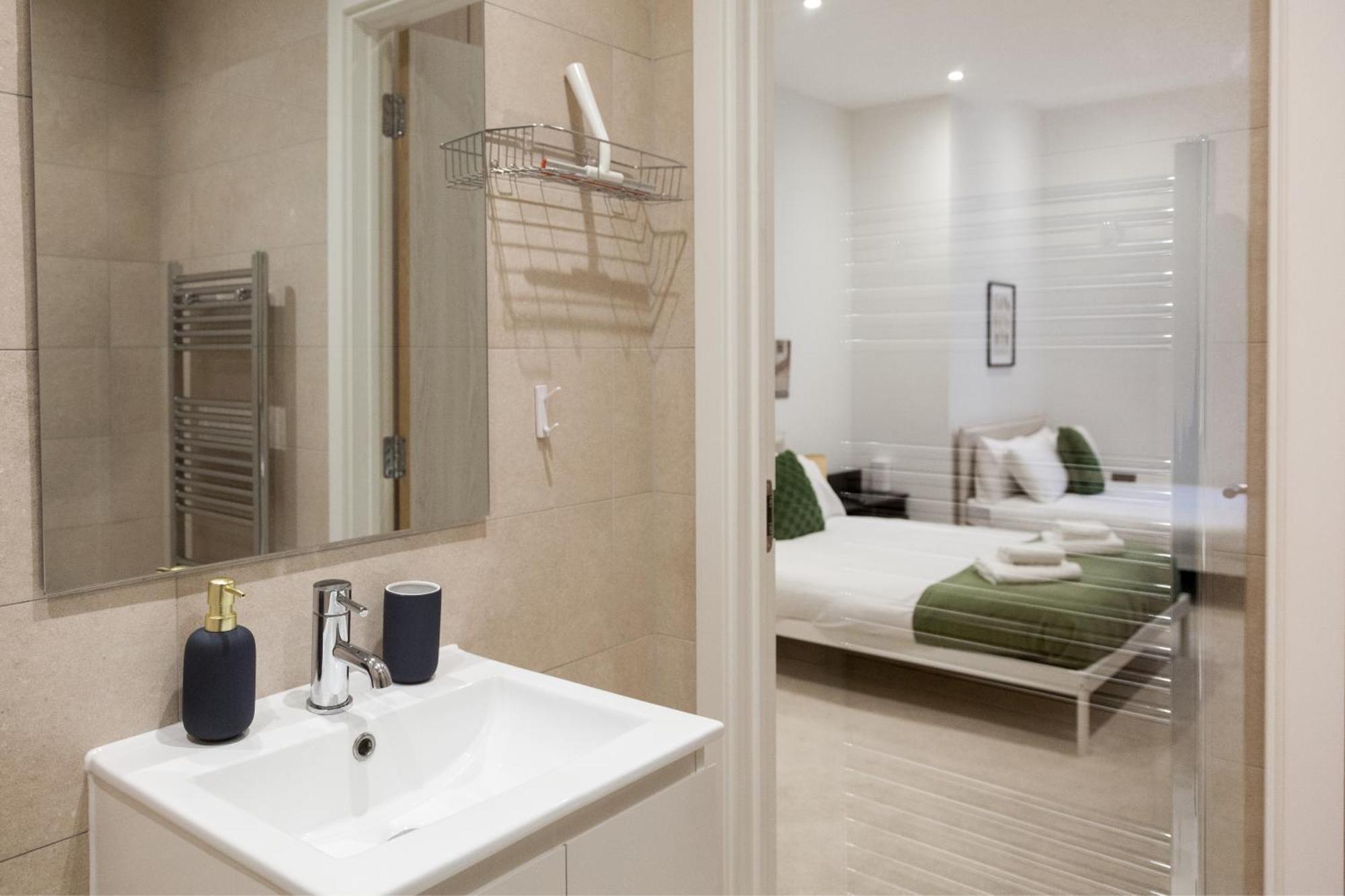 Apartment Grand Central Flat - Perfect For Families - Contractors - Professionals - Long Stay Rates Available