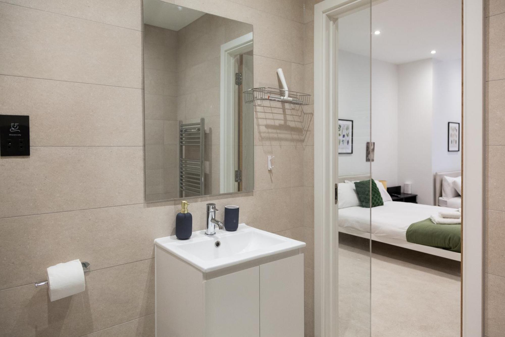 Grand Central Flat - Perfect For Families - Contractors - Professionals - Long Stay Rates Available *