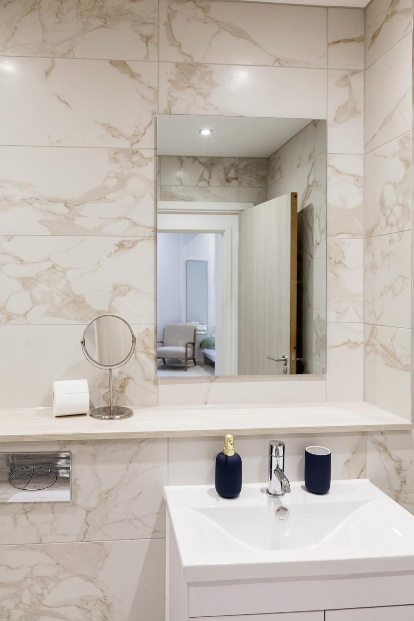 Grand Central Flat - Perfect For Families - Contractors - Professionals - Long Stay Rates Available Apartment