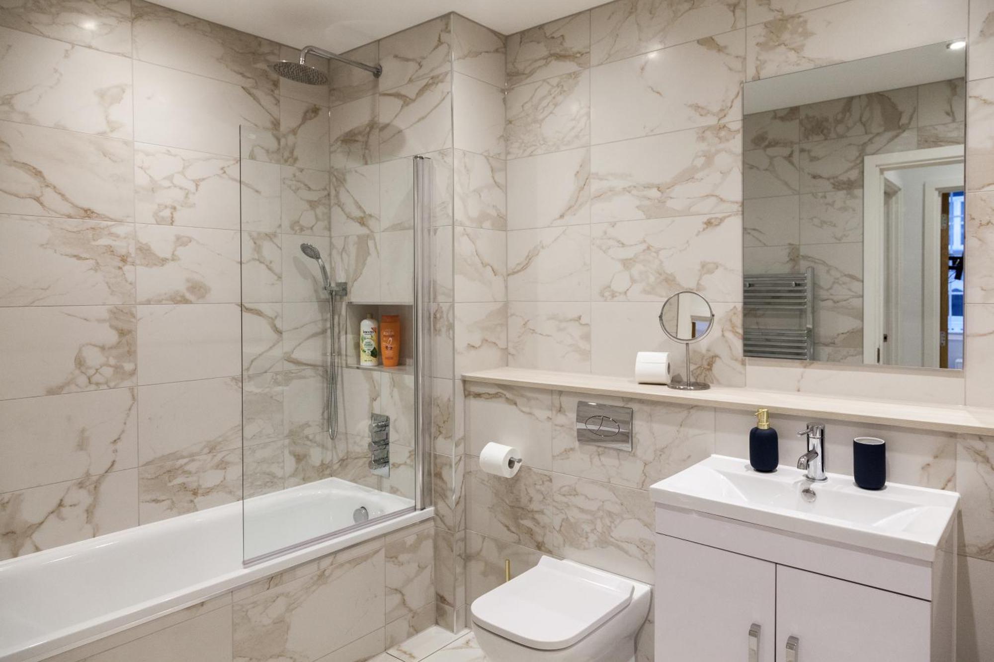 Apartment Grand Central Flat - Perfect For Families - Contractors - Professionals - Long Stay Rates Available