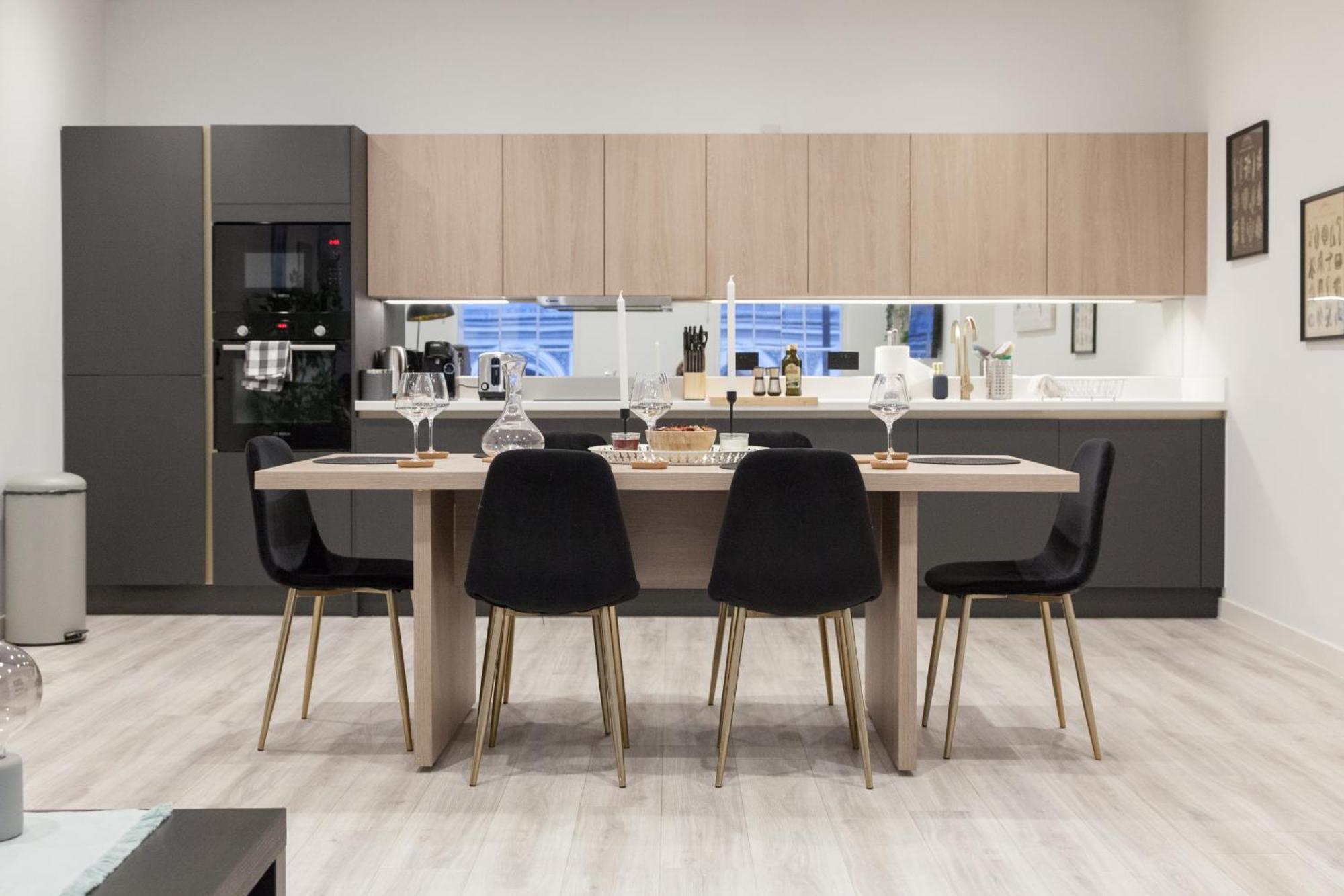 Grand Central Flat - Perfect For Families - Contractors - Professionals - Long Stay Rates Available
