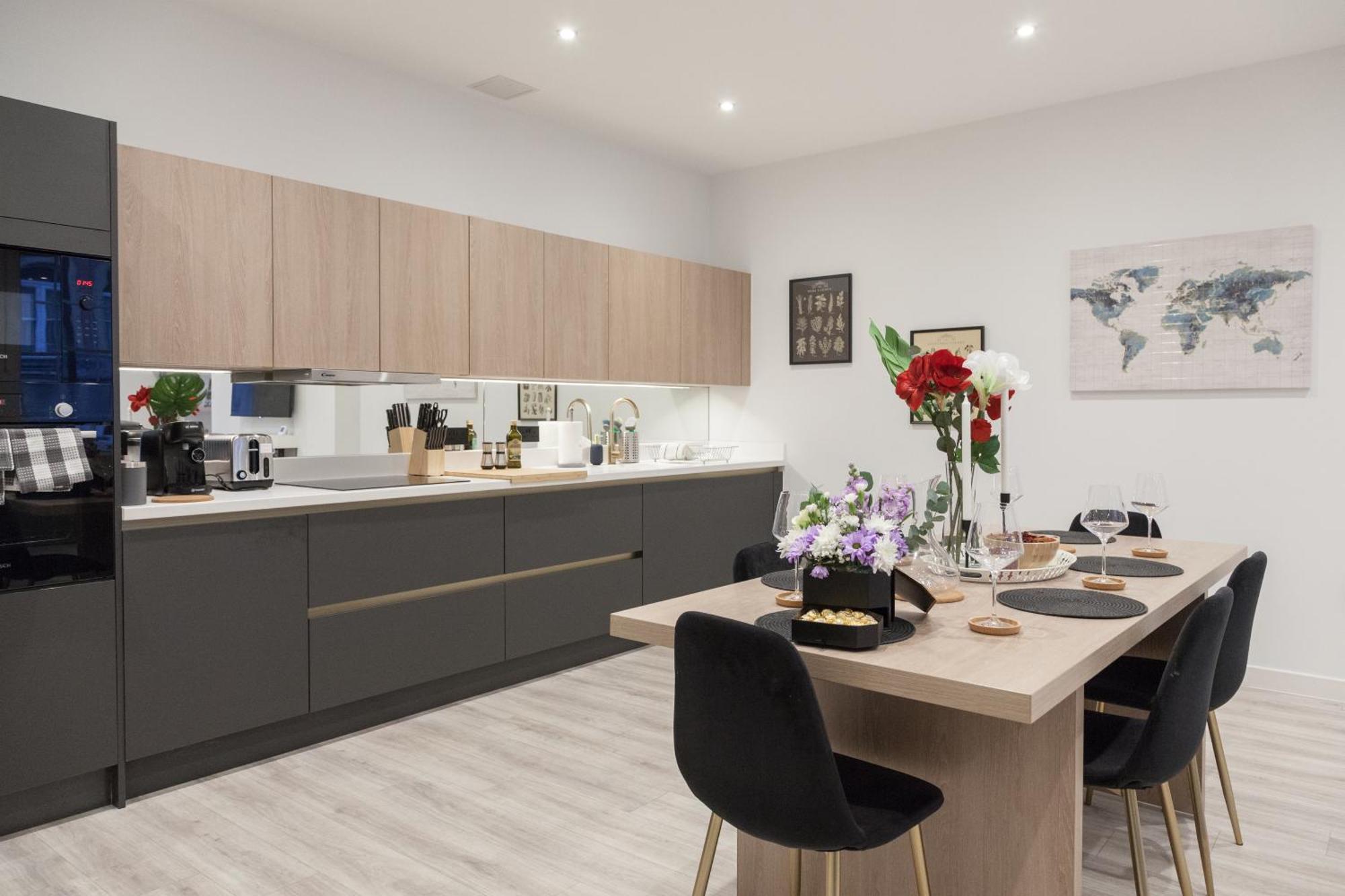 Apartment Grand Central Flat - Perfect For Families - Contractors - Professionals - Long Stay Rates Available *