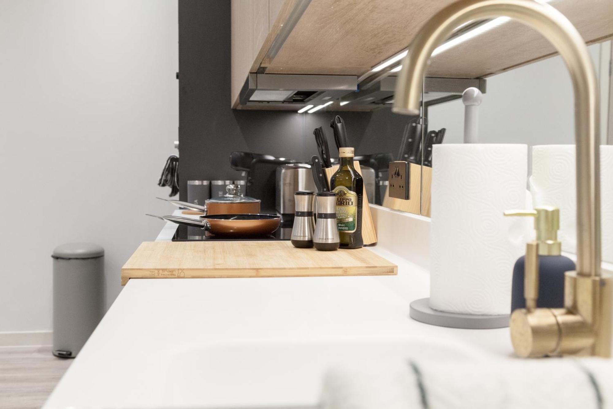 Apartment Grand Central Flat - Perfect For Families - Contractors - Professionals - Long Stay Rates Available *