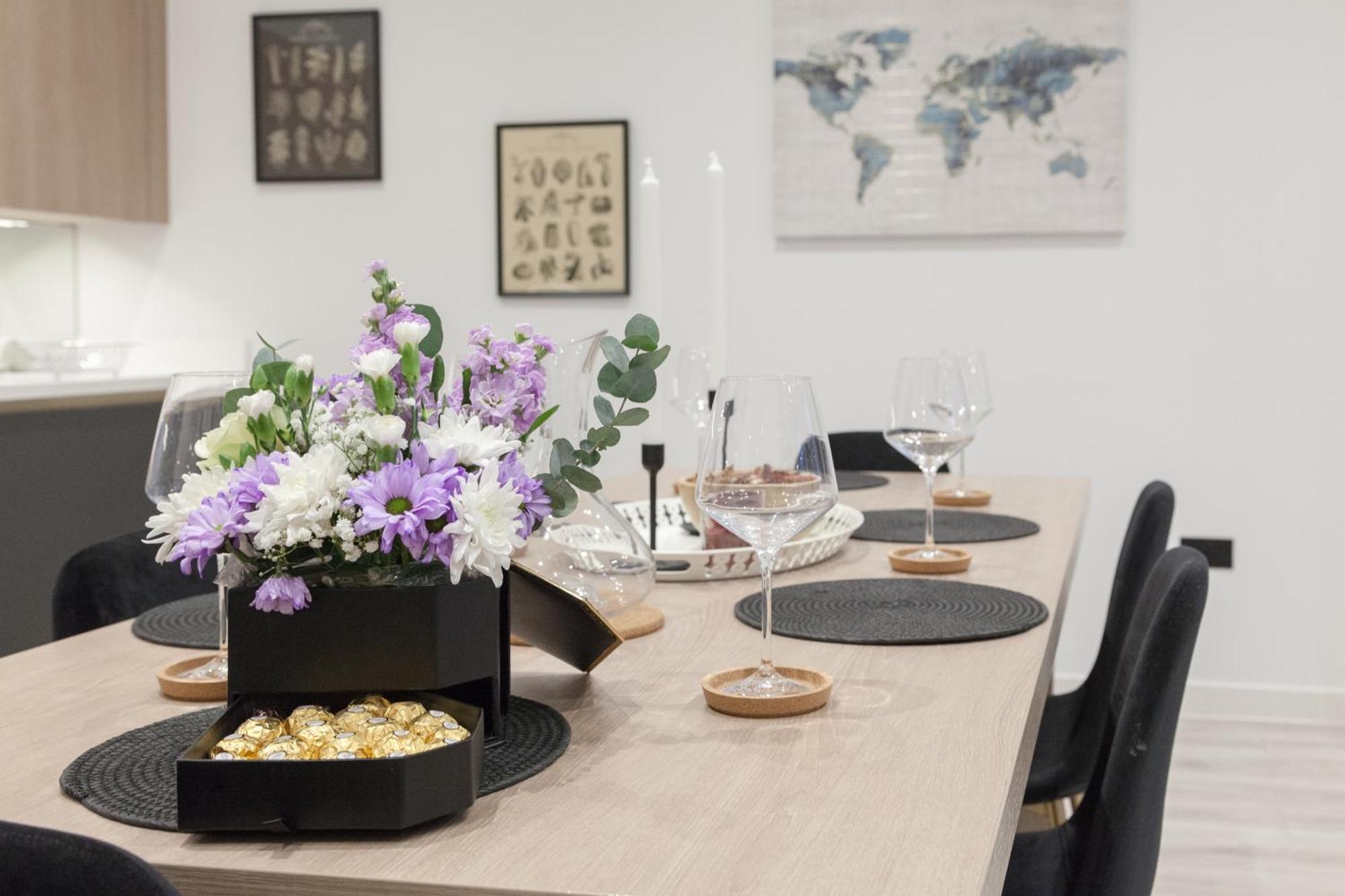 Grand Central Flat - Perfect For Families - Contractors - Professionals - Long Stay Rates Available *