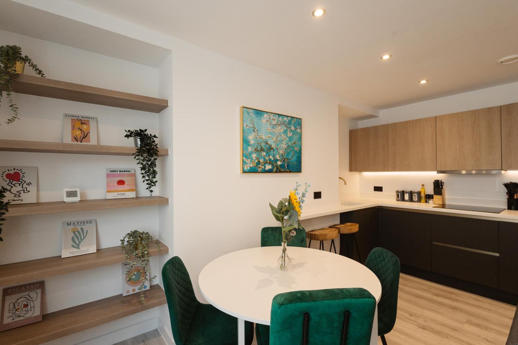 Grand Central Flat - Perfect For Families - Contractors - Professionals - Long Stay Rates Available Apartment